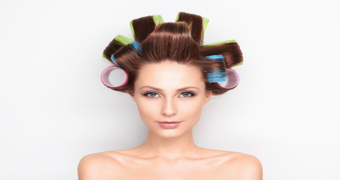 Modelo Com Bobes No Cabelo